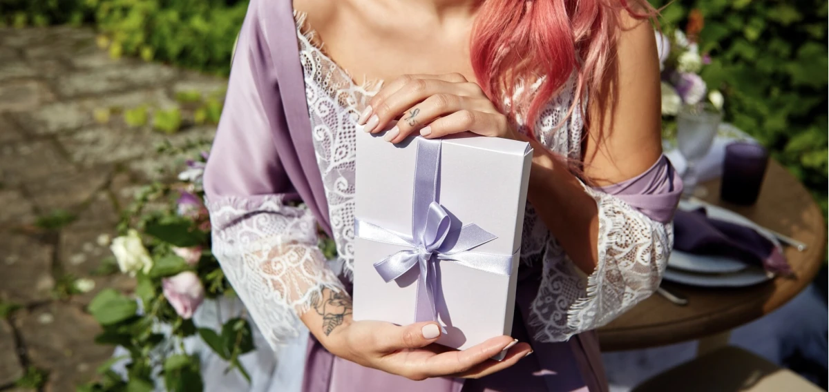 Idealne prezenty dla nowożeńców: Jak wybrać coś trafionego i praktycznego?