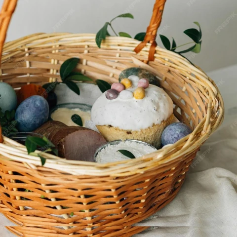 Wielkanocny koszyk: Co powinno się w nim znaleźć, by przynieść szczęście i obfitość?