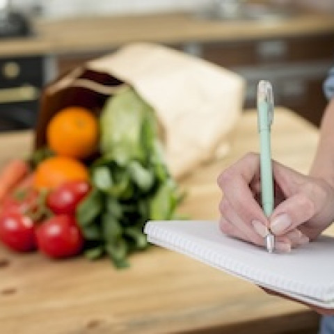 Jak mądrze planować zakupy spożywcze, by nie przepłacać?